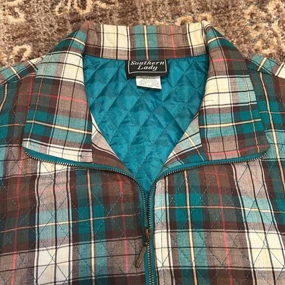 Southern Lady Women’s Quilted Vest
Size 1X Green Plaid Zip Collared Sleeveless - Picture 5 of 10